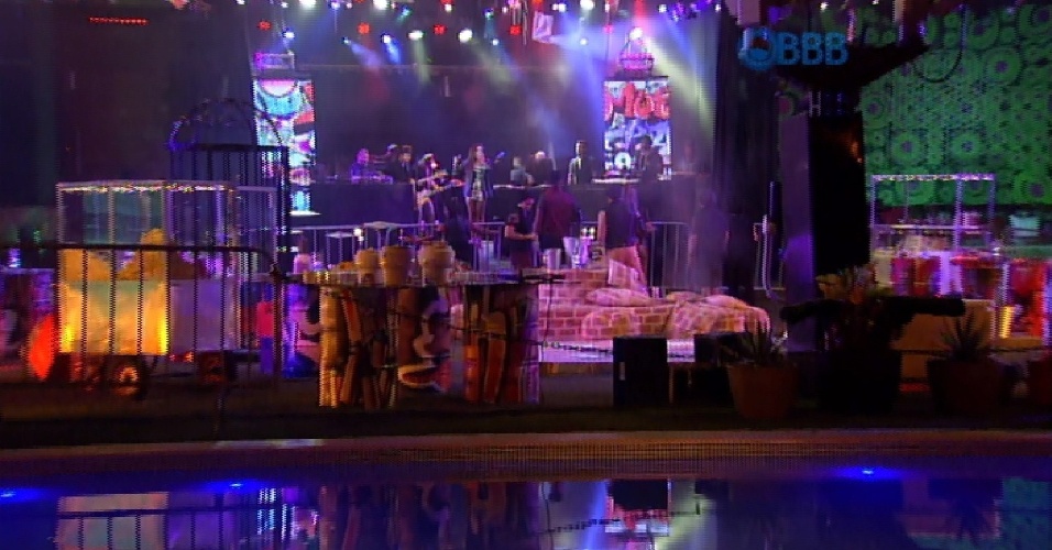14.mar.2015 - Todos os participantes do reality estão em frente ao palco se divertindo com o show de Anitta
