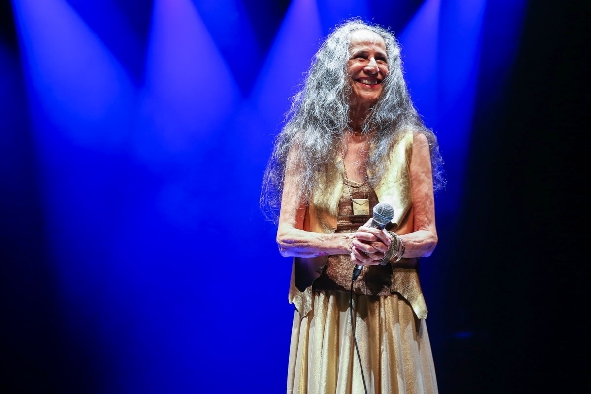 14.mar.2015 - "Agradeço aos amigos que gostam de mim. Apesar de mim", declamou Maria Bethânia logo no início do espetáculo "Abraçar e Agradecer", em São Paulo - Manuela Scarpa/Photo Rio News 