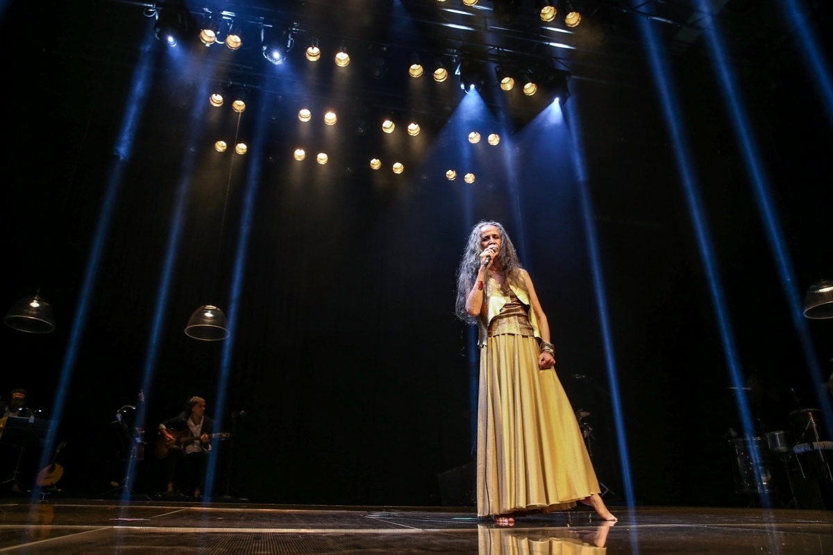 14.mar.2015 - Além da iluminação de Binho Schaefer, outro recurso cenográfico do novo show de Maria Bethânia foram os telões  de LED sob o palco, em que imagens de águas claras, cenas bucólicas, entre outras, criavam um imaginário para as canções - Manuela Scarpa/Photo Rio News 