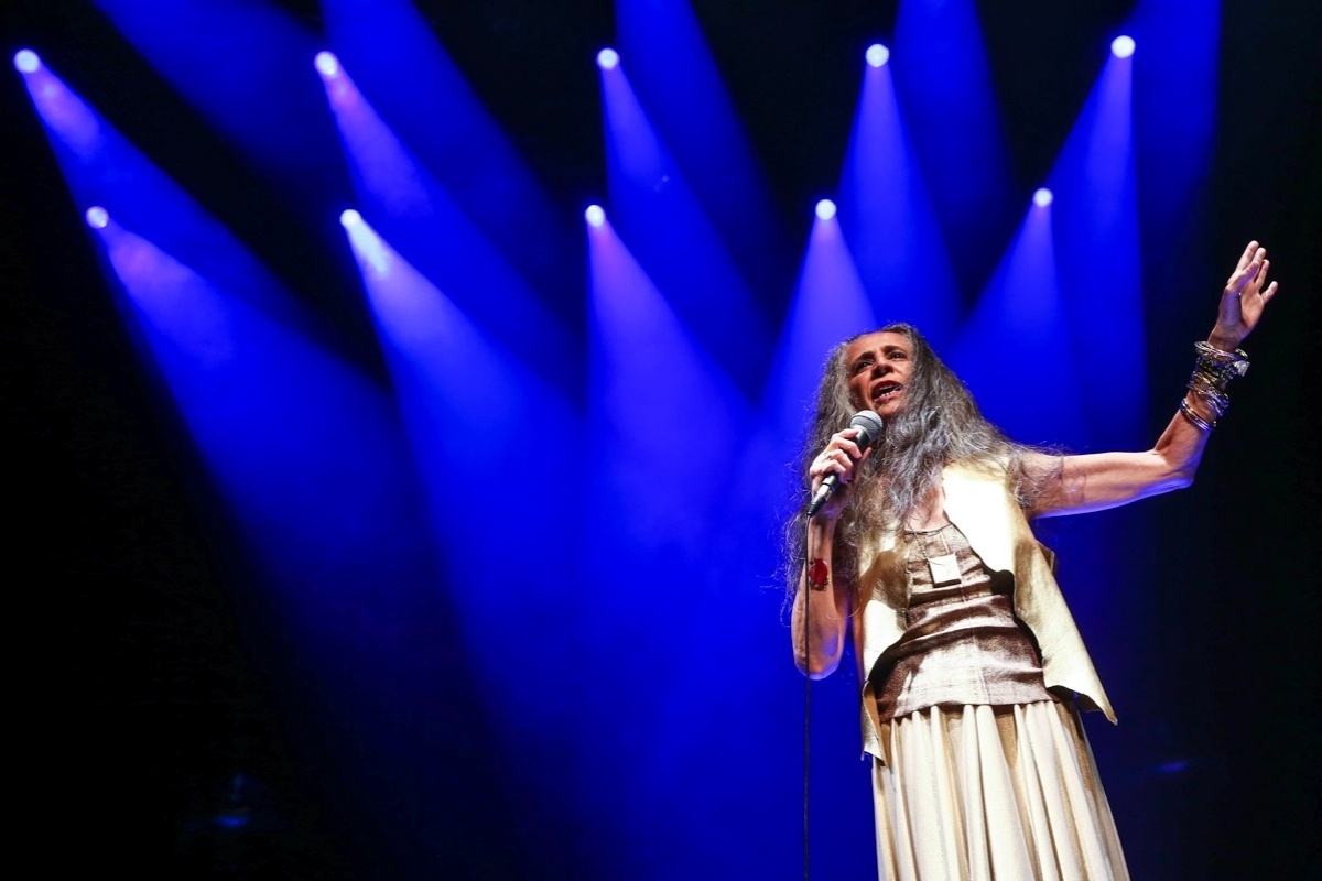 14.mar.2015 - Assim como faz desde sua estreia nos palcos, na peça "Opinião", em 1965, Bethânia canta sucessos da carreira e declama textos de Waly Salomão, Fernando Pessoa e Clarice Lispector - Manuela Scarpa/Photo Rio News 