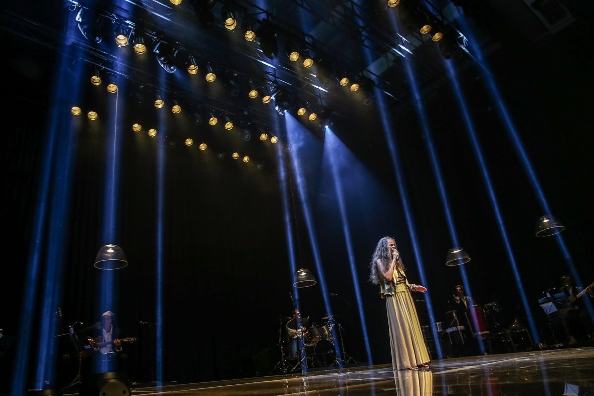 14.mar.2015 - Em novo show, Maria Bethânia propõe uma viagem pelas canções que escreveram sua carreira, iniciada oficialmente em 13 de fevereiro de 1965, quando substituiu Nara Leão no espetáculo Opinião, no Rio, com direção de Augusto Boal - Manuela Scarpa/Photo Rio News 