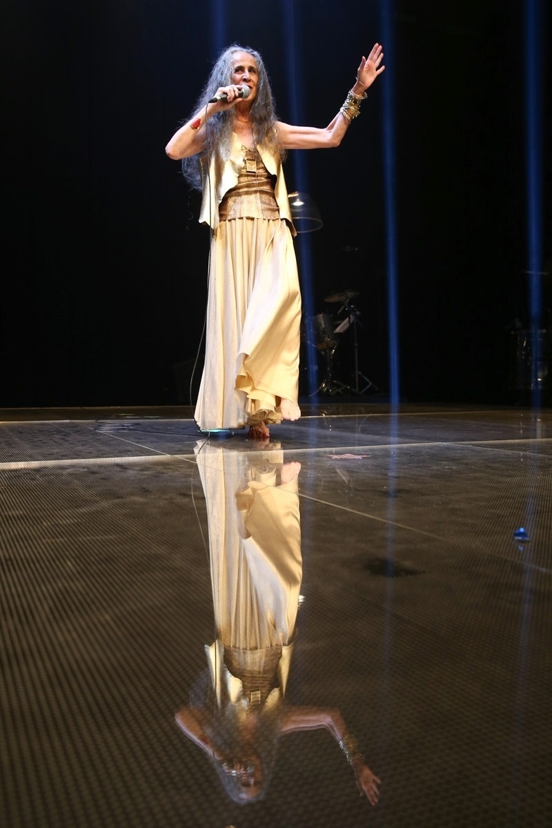 14.mar.2015 - Maria Bethânia é ovacionada  na primeira apresentação da turnê comemorativa de 50 anos, "Abraçar e Agradecer", em São Paulo, na noite de sábado (14), no HSBC Brasil - Manuela Scarpa/Photo Rio News 