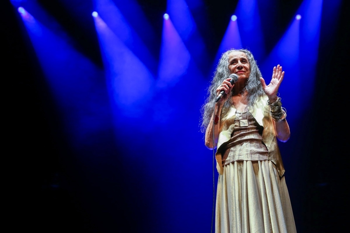 14.mar.2015 - Maria Bethânia mostrou vigor e se movimentou com força e delicadeza por um repertório que variou do 'universo exterior', no primeiro ato, ao 'universo interior', no segundo - Manuela Scarpa/Photo Rio News