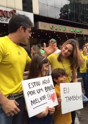 Rachel Sheherazade e família durante manifestações em São Paulo - Reprodução/Twitter/RachelSherazade