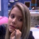 Andressa passa maquiagem e tenta disfarçar pinta diferente da irmã gêmea - Reprodução/TV Globo