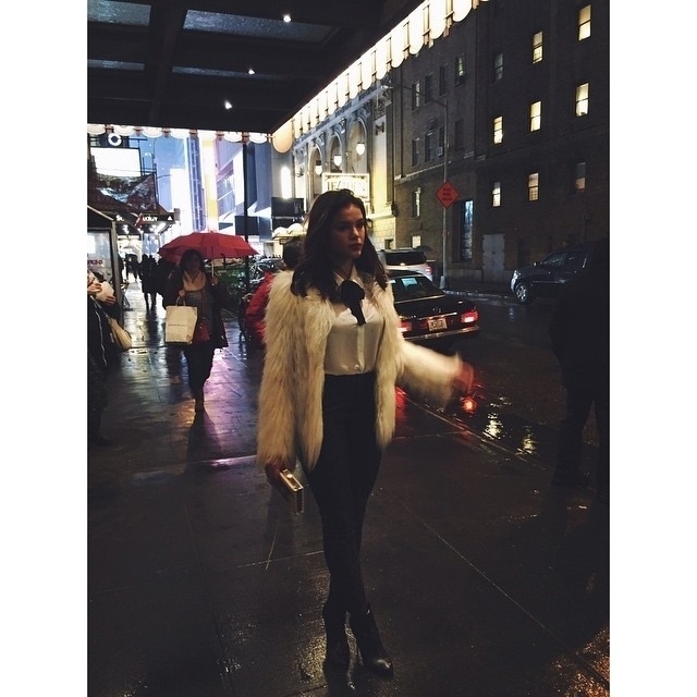 15.mar.2015 - Em Nova York para gravar cenas da nova novela "I love Paraisópolis", Bruna Marquezine caminhou pelo centro da cidade, na Broadway, com casaco branco, gravatinha e calça comprida