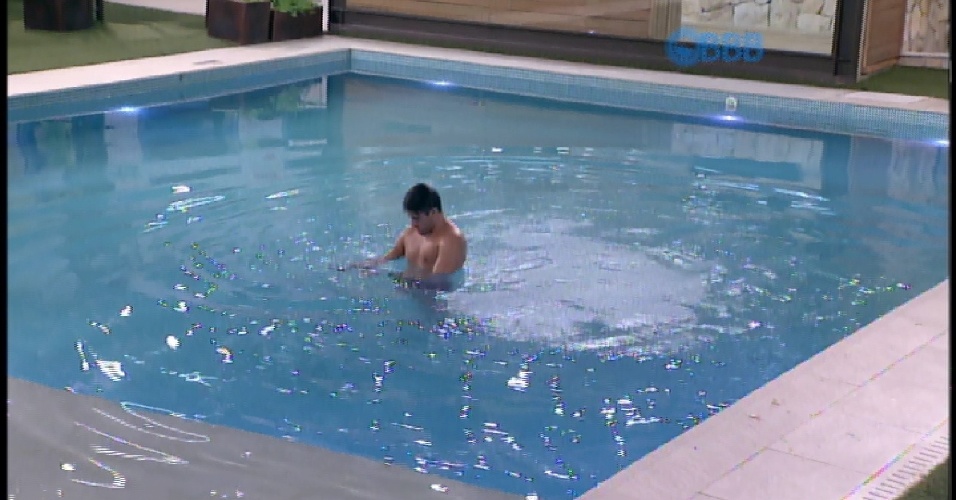 15.mar.2015 - Emparedado, Rafael pula na piscina e fica pensativo