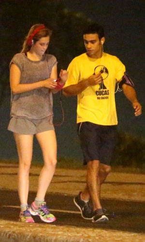 15.mar.2015 - Sophia Abrahão e Sérgio Malheiros caminham juntos na orla da Barra da Tijuca, no Rio de Janeiro.