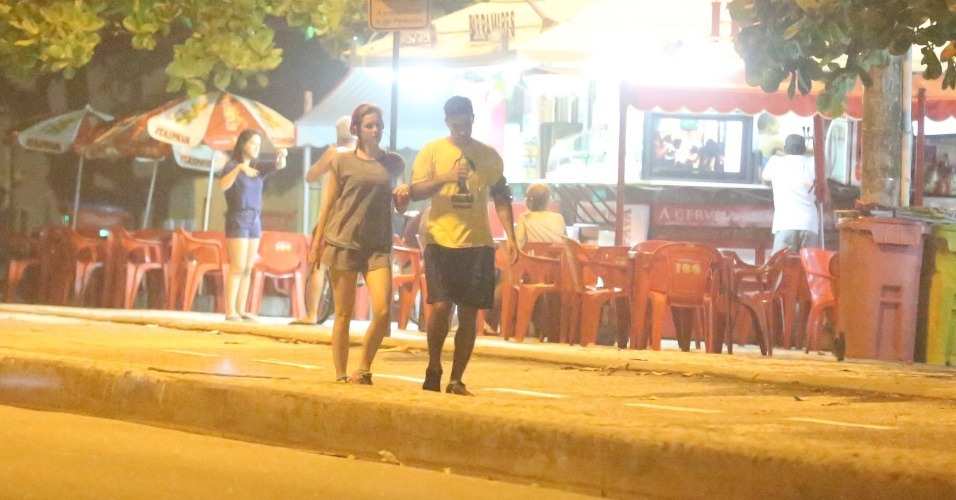 15.mar.2015 - Sophia Abrahão e Sérgio Malheiros caminham na orla da Barra da Tijuca, no Rio de Janeiro