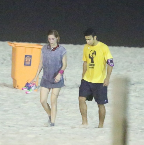 15.mar.2015 - Sophia Abrahão e Sérgio Malheiros caminham na praia da Barra da Tijuca, no Rio de Janeiro