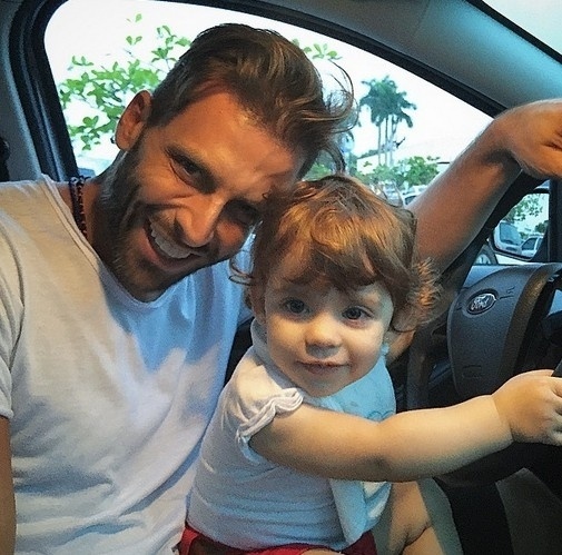 16.mar.2015 - Henri Castelli posta foto com a filha no carro