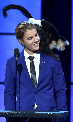 16.mar.2015 - Justin Bieber gravou programa de comédia ao lado de um macaco