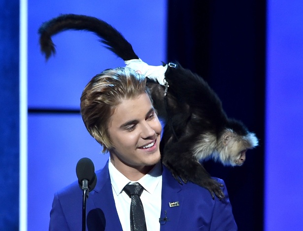 O cantor Justin Bieber gravou programa de comédia ao lado de um macaco e foi "fritado" por vários humoristas