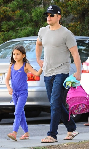 16.mar.2015 - O ator Matt Damon foi clicado enquanto passeava com a filha Gia