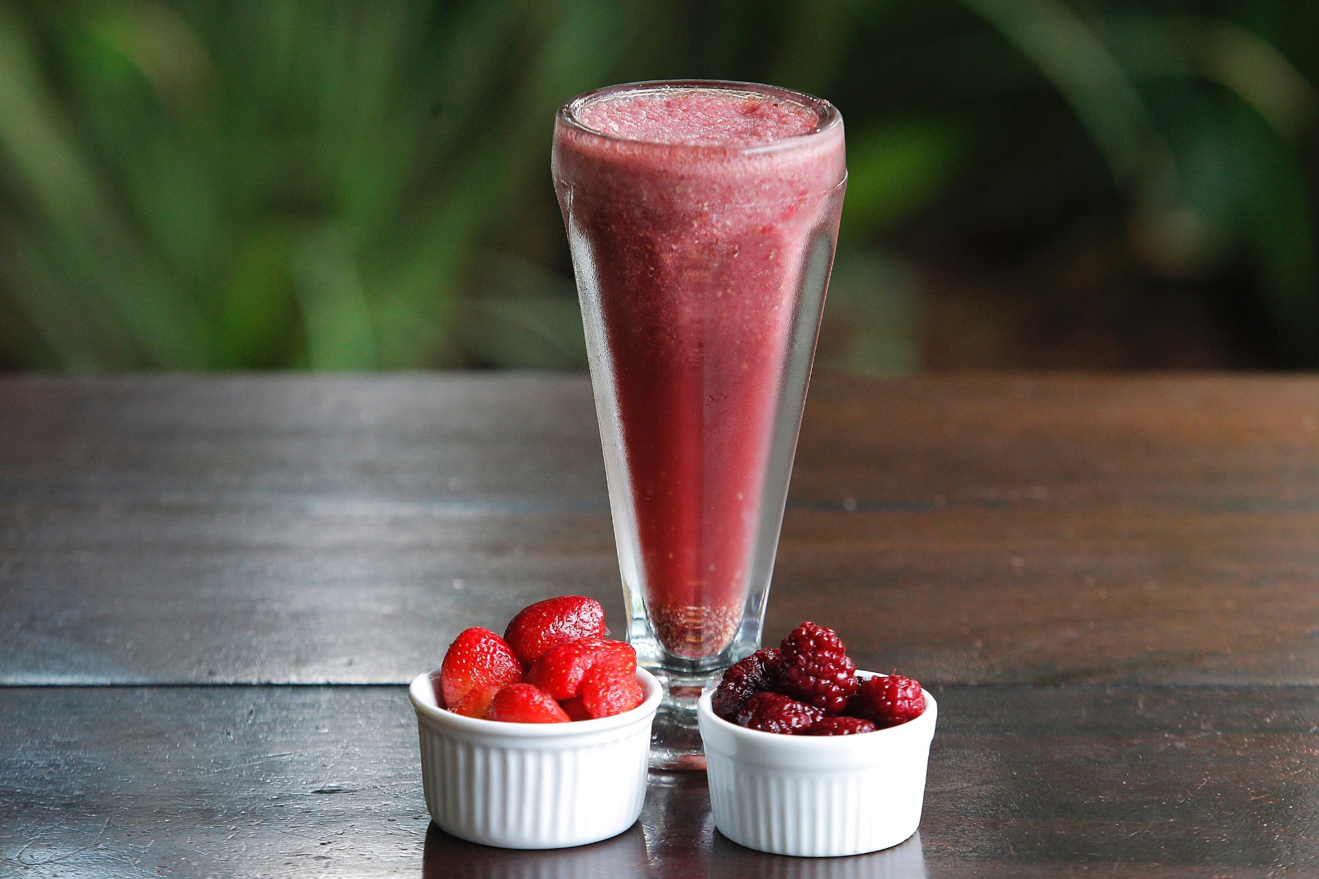 álbum sucos Gravidez e Filhos | SUCO DE FRUTAS VERMELHAS (para tratar a asma e outras doenças respiratórias) | Ingredientes: 3 morangos; 3 amoras; 1 cacho de uvas vermelhas; 1 colher (sopa) de linhaça; 250 ml de água; açúcar mascavo a gosto | Modo de preparo: bata as frutas, a linhaça e a água no liquidificador e adoce com açúcar mascavo | Dica: crianças que estão acostumadas a beber sucos prontos e refrigerantes podem estranhar a falta de açúcar em alguns sucos - Reinaldo Canato/UOL