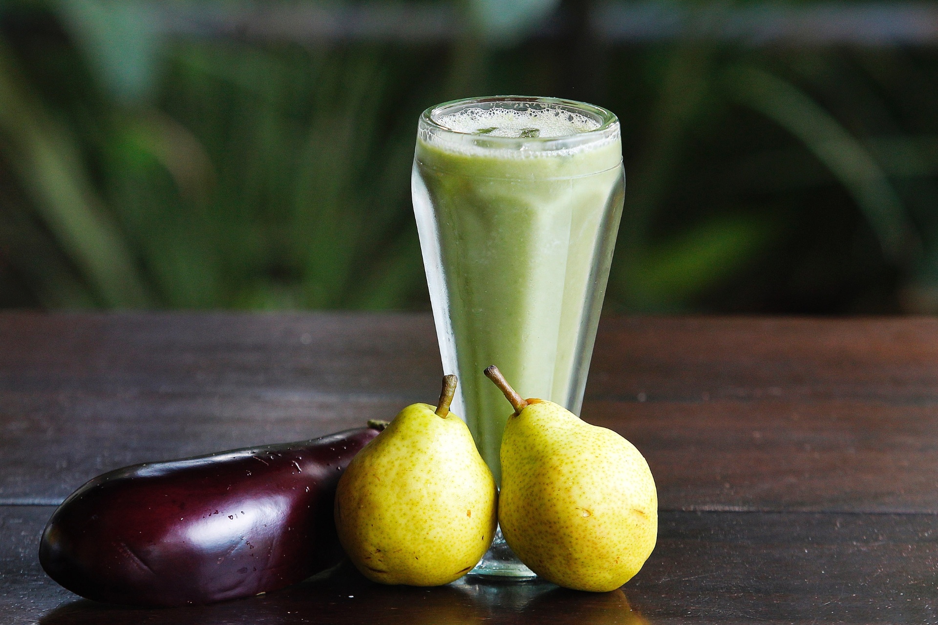 álbum sucos Gravidez e Filhos | SUCO DESINTOXICANTE (para crianças que estão acima do peso ou com o colesterol alto) | 250 ml de água; ½ berinjela picada; 1 pera; 1 colher (sopa) de aveia em flocos finos; 1 folha de couve | Modo de preparo: deixe a berinjela picada de molho na água por 12 horas. Depois, retire os pedaços de berinjela e misture na água a pera picada, a aveia e a couve. Bata tudo no liquidificador | - Reinaldo Canato/UOL