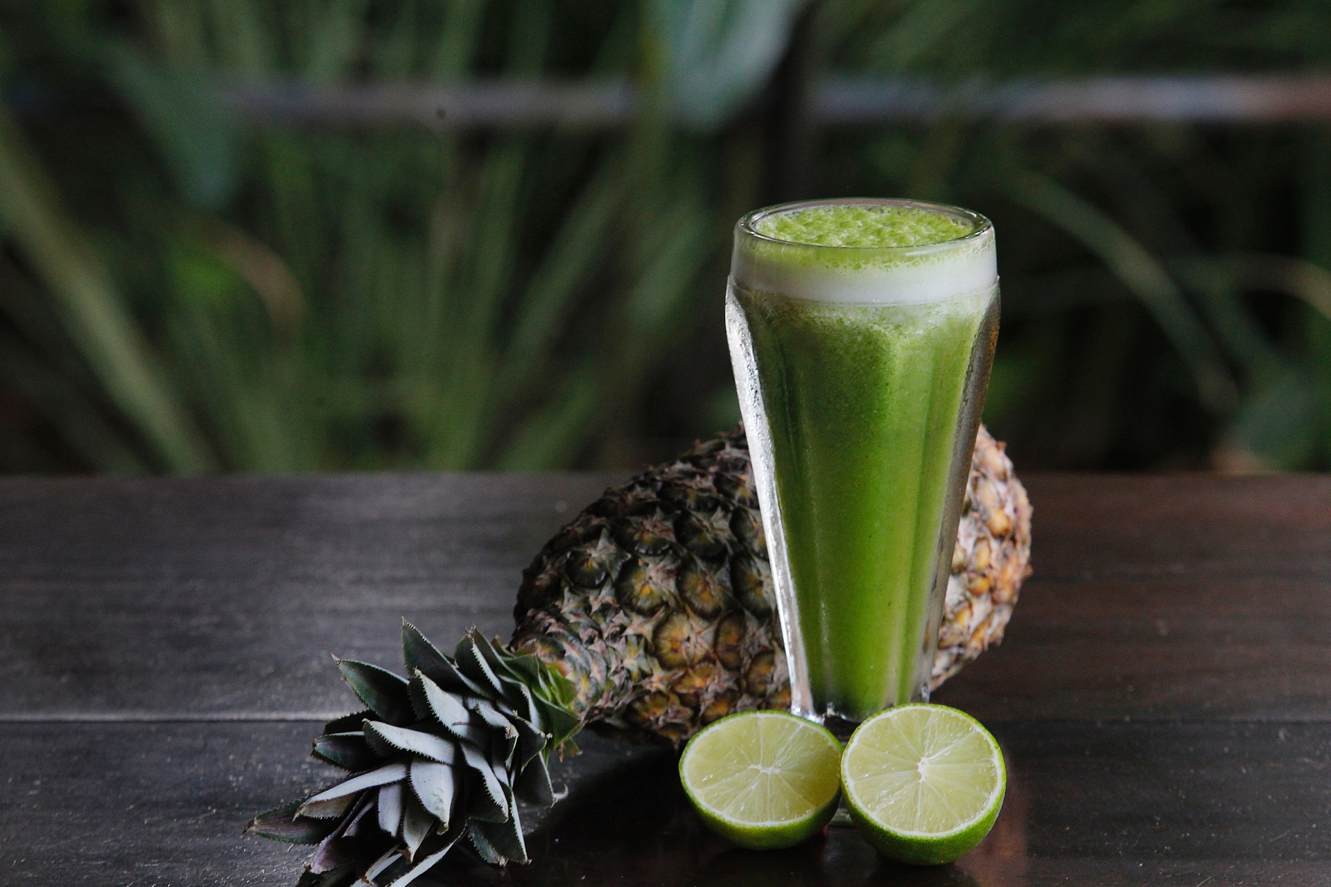 álbum sucos Gravidez e Filhos | SUCO VERDE (para cuidar do estômago) | Ingredientes: 1/4 de abacaxi; 2 folhas de couve; suco de 1 limão; lascas de gengibre a gosto | Modo de preparo: bata tudo no liquidificador | Dica: você pode picar, dividir em porções e depois congelar o abacaxi, a couve e o gengibre. Na hora de preparar o suco, basta bater os ingredientes, acrescentando o suco de limão. Certifique-se de que seu liquidificador bate gelo, para não quebrar a hélice - Reinaldo Canato/UOL