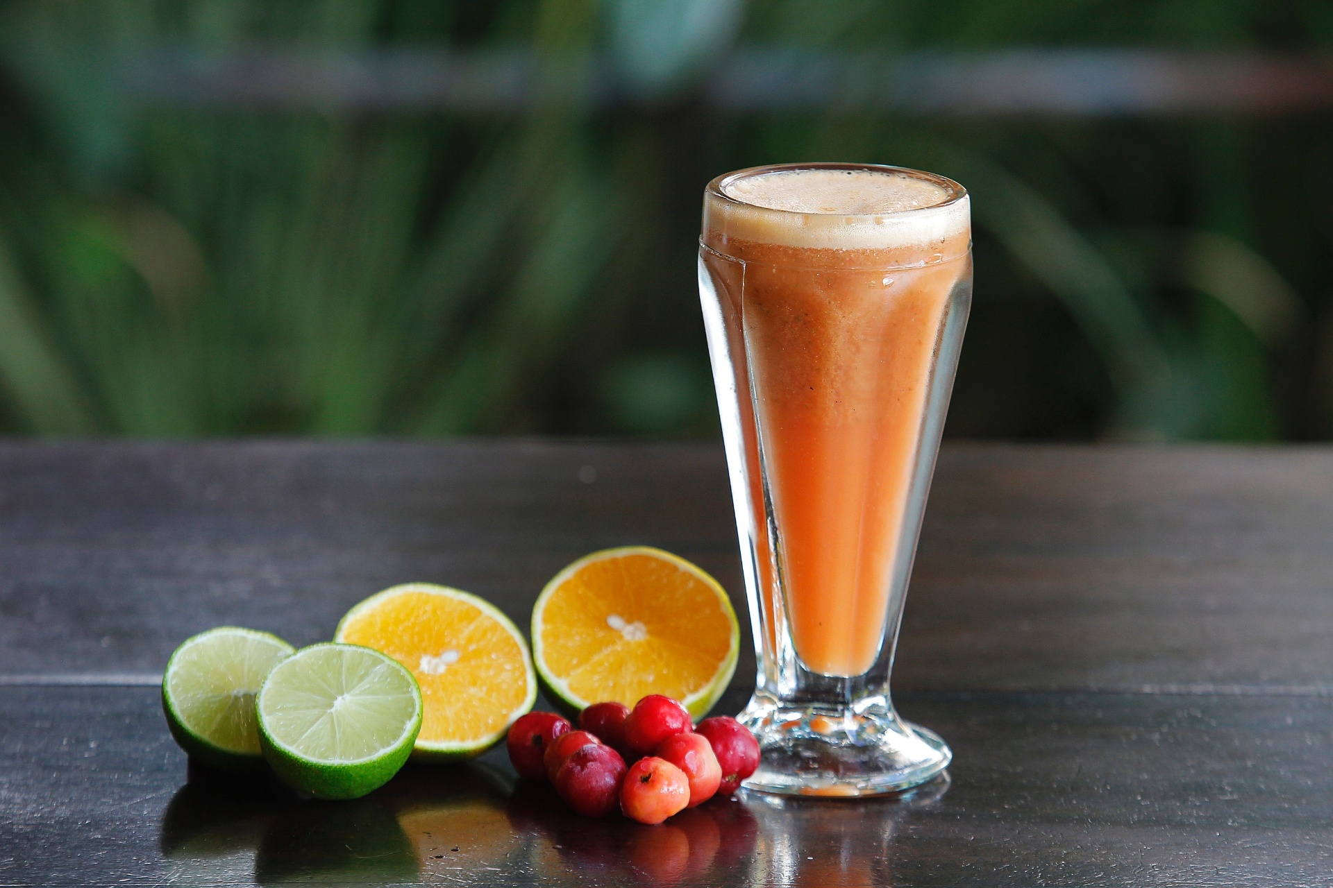 álbum sucos Gravidez e Filhos | SUCO ANTIGRIPAL (para crianças que ficam doentes com facilidade) | Ingredientes: 200 ml de suco de laranja; suco de 1 limão; 1 maço de hortelã; 10 acerolas; 30 ml de mel; lascas de gengibre a gosto | Modo de preparo: Bata todos os ingredientes no liquidificador | Dica: a laranja e o limão devem ser espremidos na hora de bater o suco, pois essas frutas não podem ir ao congelador - Reinaldo Canato/UOL