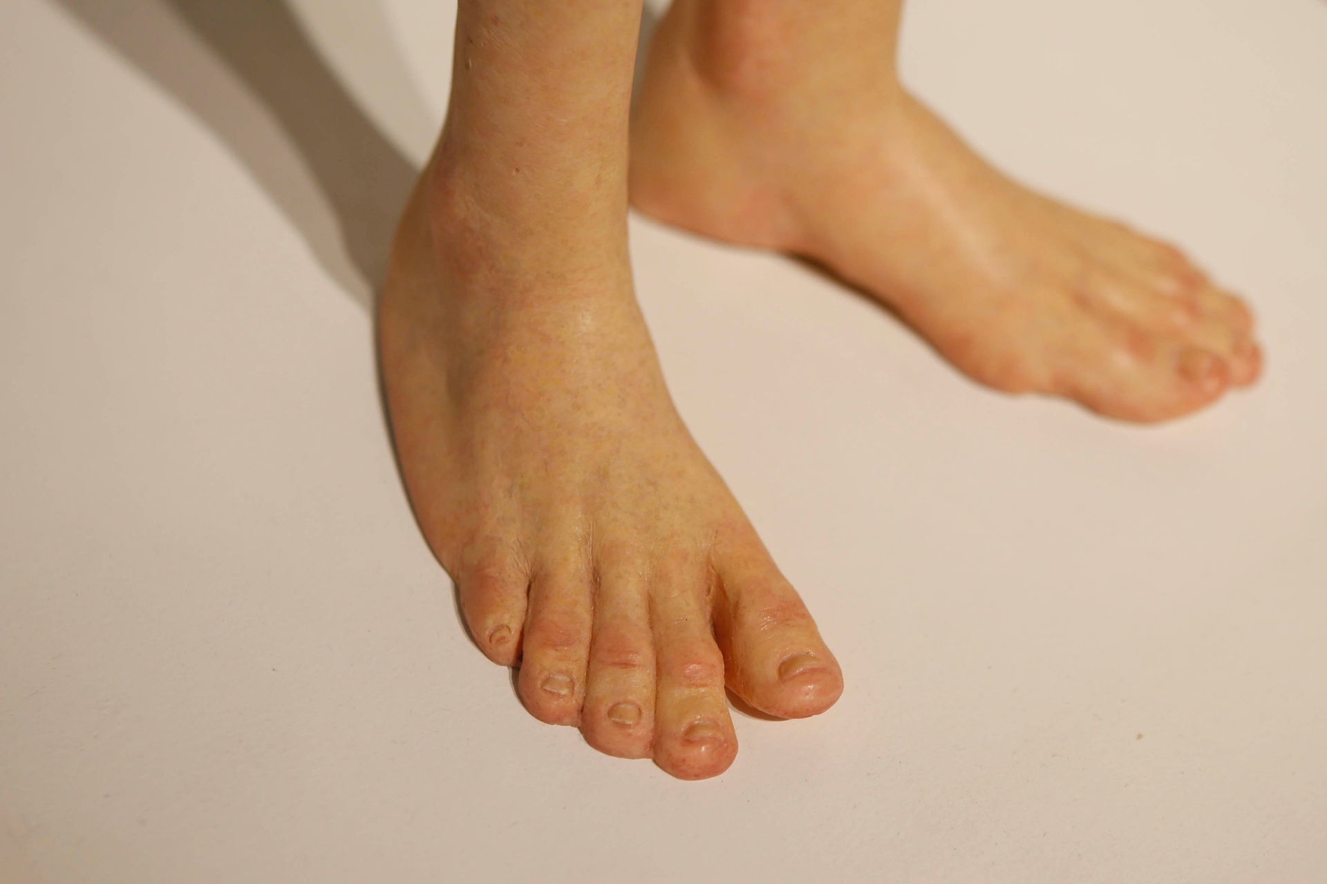 Detalhe da escultura "Sozinho" de Giovani Caramello, artista de 24 anos de Santo André (SP), comparado ao australiano Ron Mueck - Junior Lago/UOL