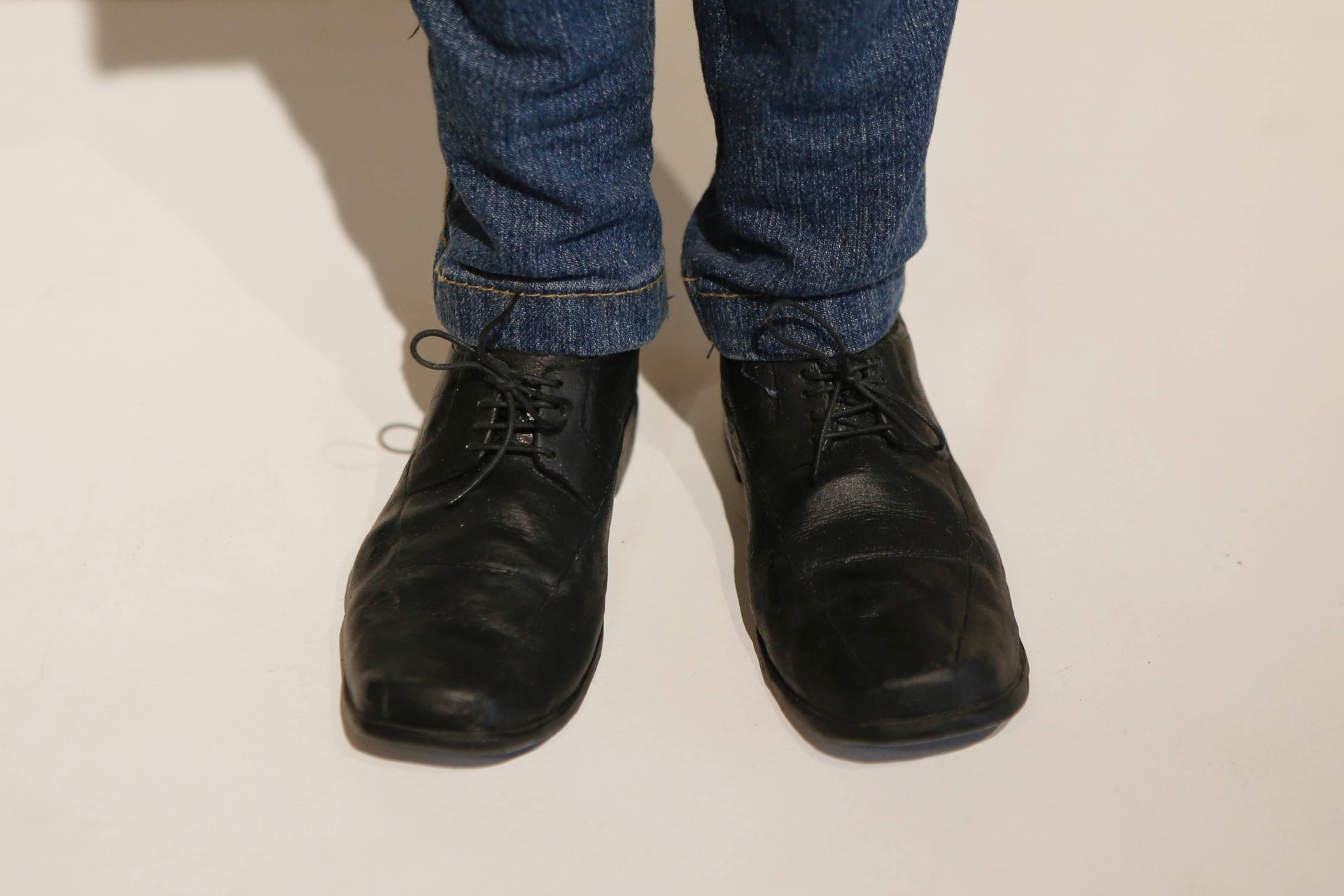 Detalhe de escultura de Giovani Caramello, artista de 24 anos de Santo André (SP), comparado ao australiano Ron Mueck - Junior Lago/UOL