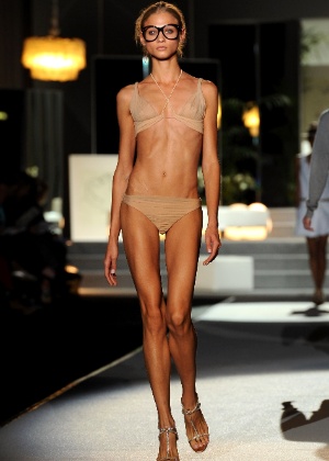 Modelo em desfile da grife DSquared2 durante a Semana de Moda de Milão em 2010 - Getty Images