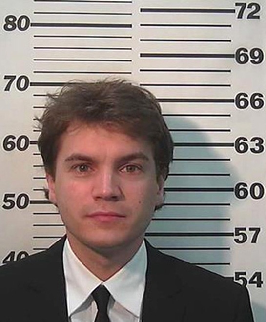 16.mar.2015 - De terno e gravata, Emile Hirsch é fichado em delegacia de Park City, no estado norte-americano de Utah