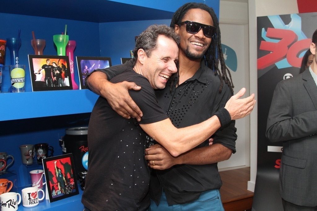 17.mar.2015 - Tony Bellotto conversa com Toni Garrido - Anderson Borde/AgNews