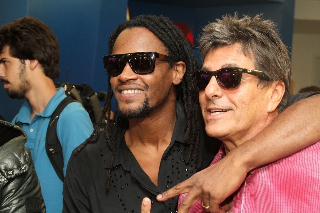 17.mar.2015 - Toni Garrido e Evandro Mesquita coversam durante o anúncio dos artistas brasileiros que farão o show de abertura do Rock in Rio 2015 - Anderson Borde/AgNews