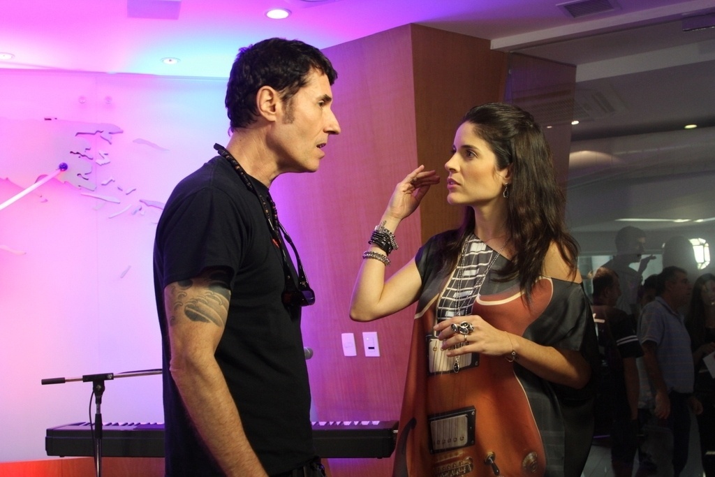 17.mar.2015 - Dinho Ouro Preto conversa com Roberta Medina durante o anúncio dos artistas brasileiros que farão o show de abertura do Rock in Rio 2015 - Anderson Borde/AgNews