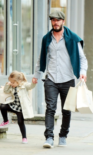 17.mar.2015 - David Beckham é clicado enquanto faz compras com a filha