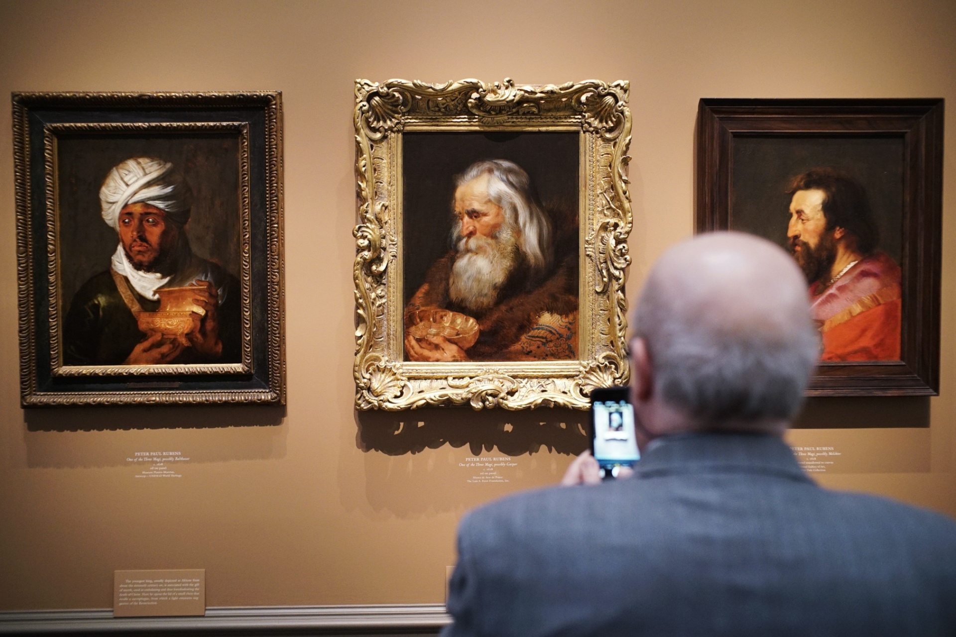 17.mar.2015 - Retratos dos "Três Reis Magos", do pintor flamenco Peter Paul Rubens, voltam a ser expostos juntos em Washington - Mandel Ngan/AFP
