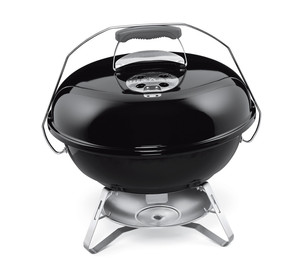 Compacta, a churrasqueira a carvão Jumbo Joe em aço esmaltado e grelhas em aço tem prato removível de alumínio para a coleta das cinzas - Divulgação