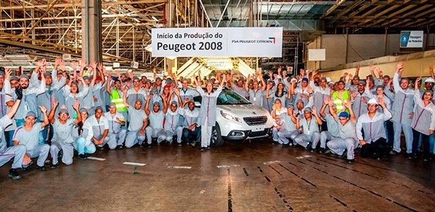 Empregados da fábrica da PSA no RJ celebram a produção da primeira unidade do 2008 - Divulgação