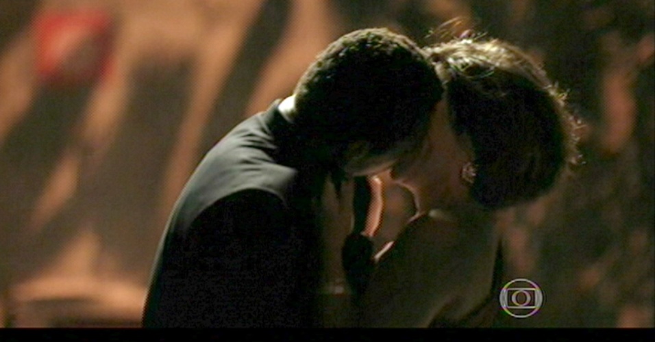 Inês grava a cena enquanto assiste os dois se beijando