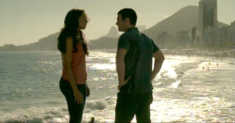 Regina (Camila Pitanga) descobre que está grávida e conta para Luis Fernando (Gabriel Braga Nunes), que sugere a namorada que ela faça um aborto, o que a deixa furiosa