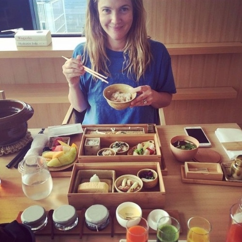 16.mar.2015 - Drew Barrymore viajou a Tóquio para um tour gastronômico pela capital japonesa 
