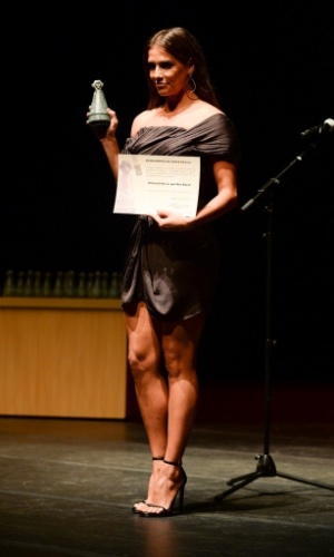 17.mar.2015 - A atriz Deborah Secco ganha prêmio de melhor atriz na cerimônia de entrega dos prêmios aos melhores das artes da APCA, no Teatro Paulo Autran, em São Paulo