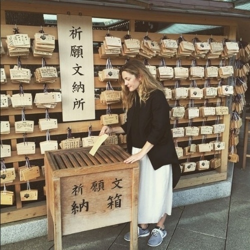 17.mar.2015 - Em viagem gastronômica no Japão, Drew Barrymore não visitou só restaurantes. A atriz aproveitou para visitar um templo e fazer uma oração para suas filhas 