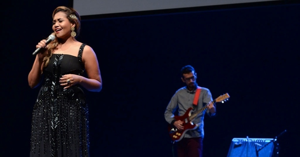17.mar.2015 - Gaby Amarantos canta durante a cerimônia de entrega dos prêmios aos melhores das artes da APCA, no Teatro Paulo Autran, em São Paulo