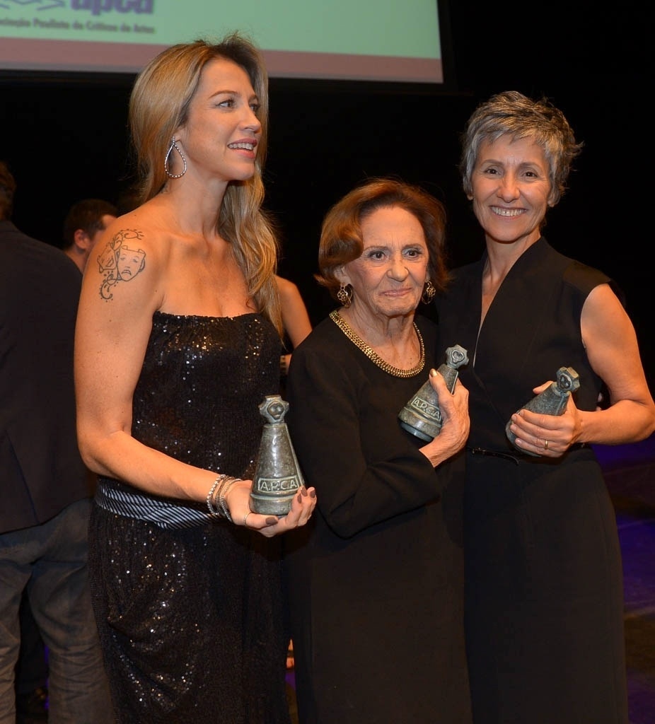 17.mar.2015 - Luana Piovani, Laura Cardoso e Cássia Kis Magro mostram seus troféus após a cerimônia de entrega dos prêmios aos melhores das artes da APCA, no Teatro Paulo Autran, em São Paulo