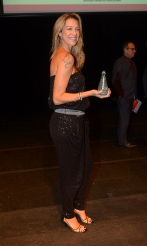 17.mar.2015 - Luana Piovani posa com seu troféu após a cerimônia de entrega dos prêmios aos melhores das artes da APCA, no Teatro Paulo Autran, em São Paulo