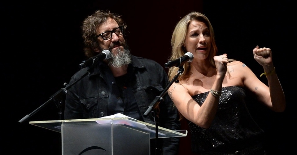 17.mar.2015 - Thunderbird e Luana Piovani apresentam a cerimônia de entrega dos prêmios aos melhores das artes da APCA, no Teatro Paulo Autran, em São Paulo