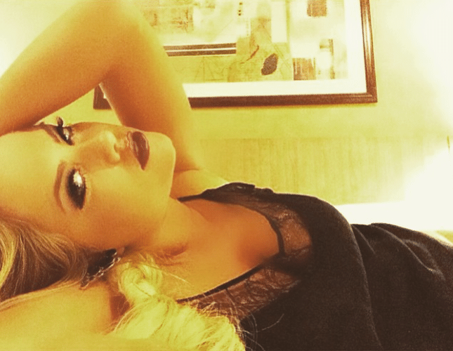 18.mar.2015 - Ellen Rocche sensualiza em foto no Instagram antes de dormir. A atriz postou uma foto na madrugada desta quarta-feira usando um baby doll preto e maquiagem pesada