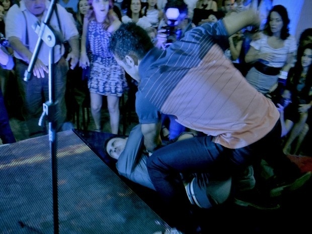 18.mar.2015 - Gustavo sabota guitarra e briga com Emerson em cima do palco em 