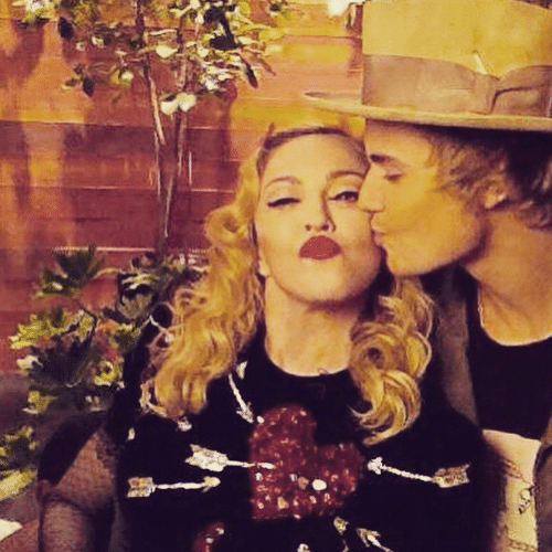 18.mar.2015 - Madonna ganha um beijo no rosto de Justin Bieber nos bastidores do programa "Ellen Degeneres" e posta em sua conta do Instagram na madrugada desta quarta-feira