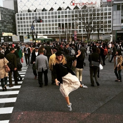 18.mar.2015 - No último dia de sua viagem, Drew Barrymore faz graça em rua da capital japonesa. "Sayonara! Goodbye Tokyo. Thank you!!!!", escreveu a atriz em sua conta no Instagram