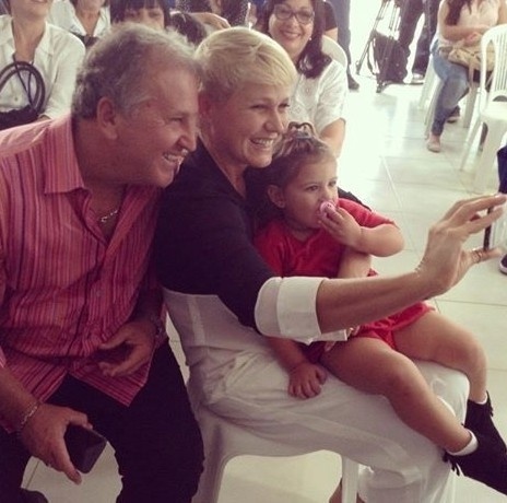 18.mar.2015 - Xuxa faz selfie com Zico e a netinha do craque, Alice