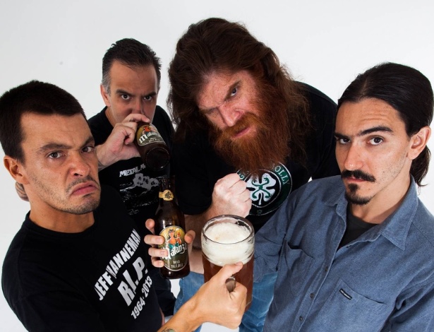 A banda Matanza bebe a cerveja que leva o nome do grupo - Felipe Diniz/Divulgação