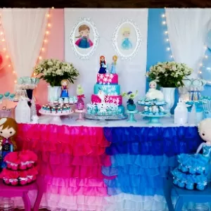 Mesa de aniversário decorado tema princesa - bolo