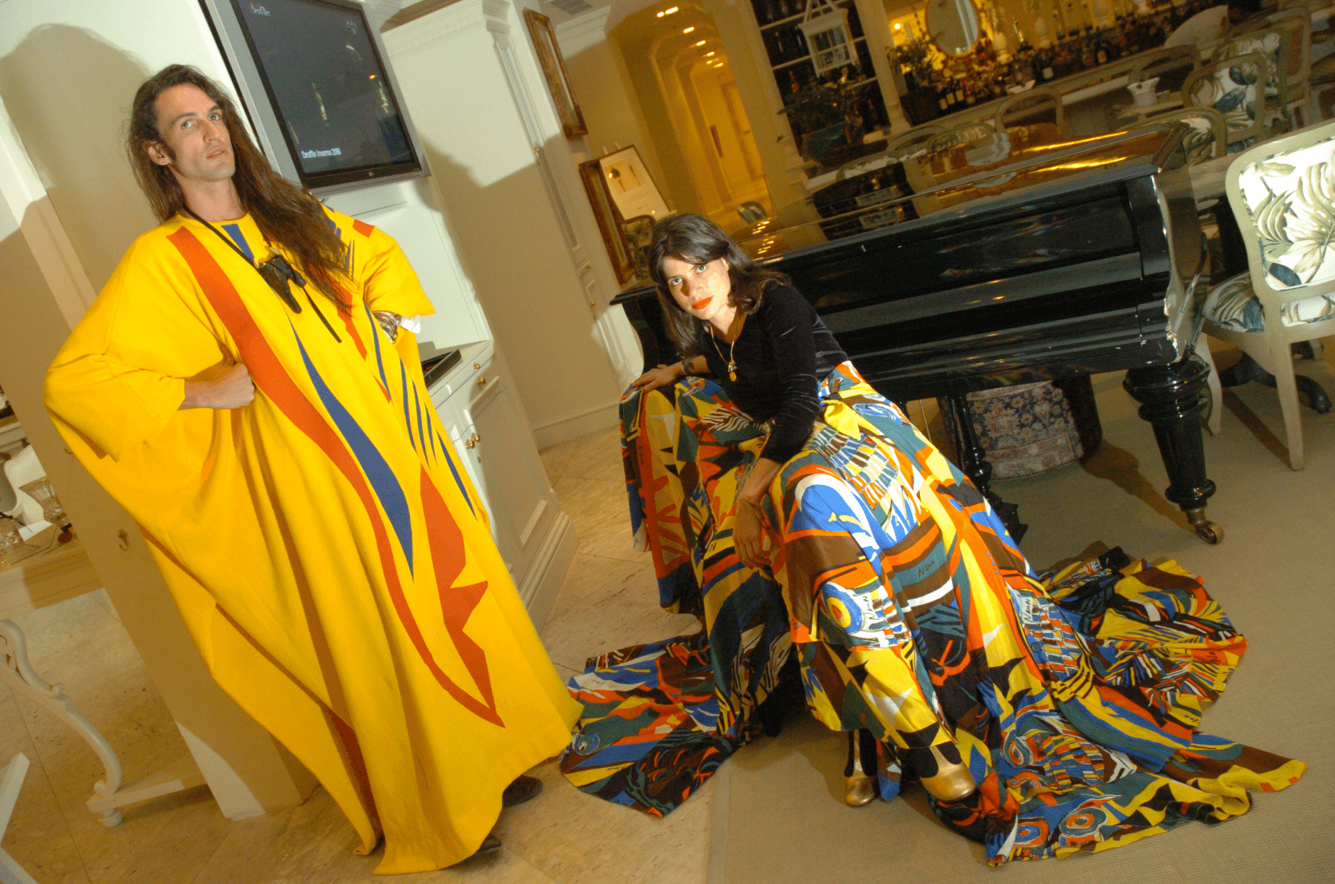 Dudu Bertholini (esq.) e Rita Comparato se conheceram durante a faculdade e seus gostos em comum os uniram. A dupla criou a marca Neon em 2003, que apresentava coleções multicoloridas e muita estamparia nas passarelas da SPFW. Hoje, a marca não existe mais, mas o estilo étnico dos estilistas amigos permanece - Nilton Fukuda/Folhapress